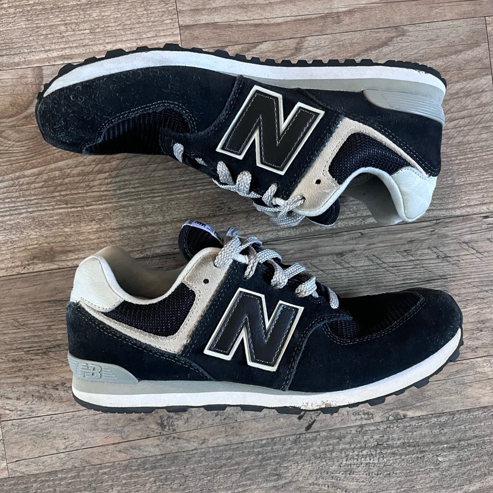 New Balance 574 Men’s 7/Women’s 8.5